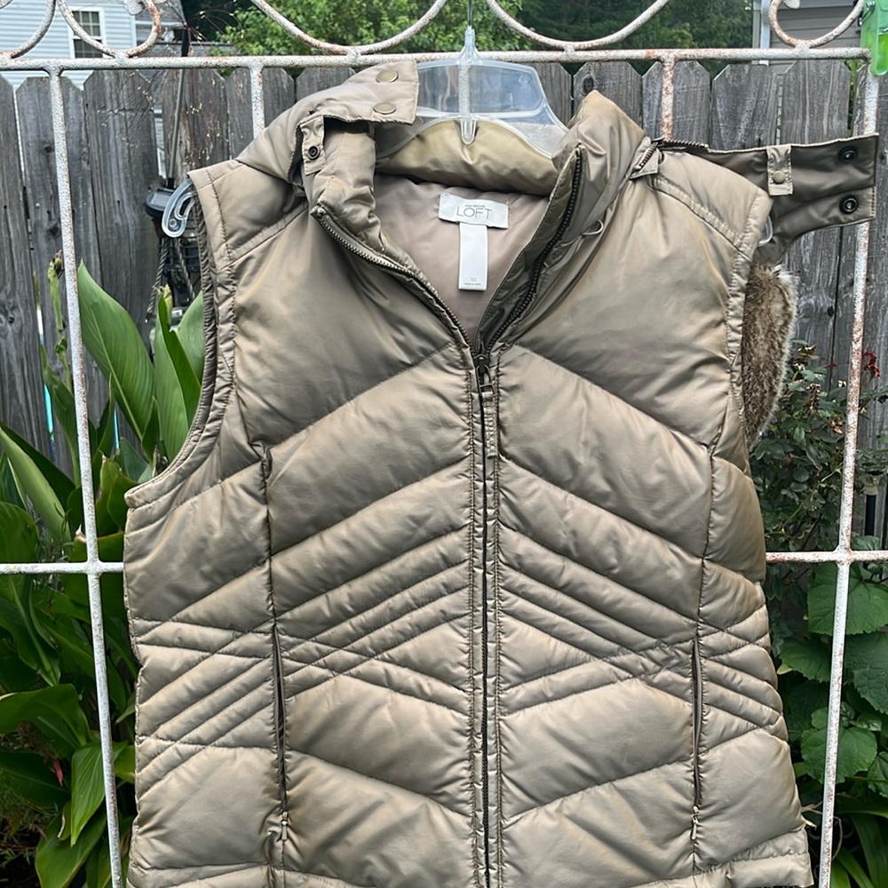 Ann Taylor puffer vest, NWOT, size 10, light army green, khaki green
